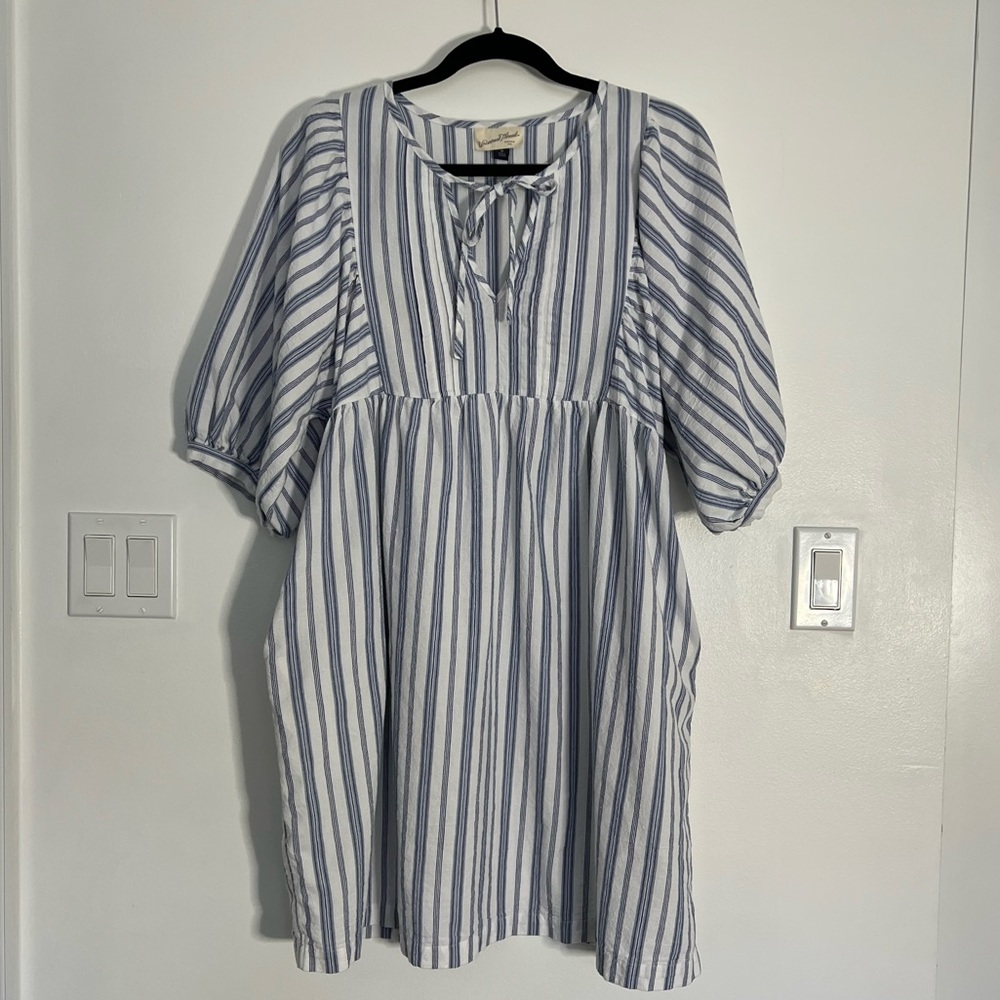 Universal thread size M 100% cotton dress in good condition.